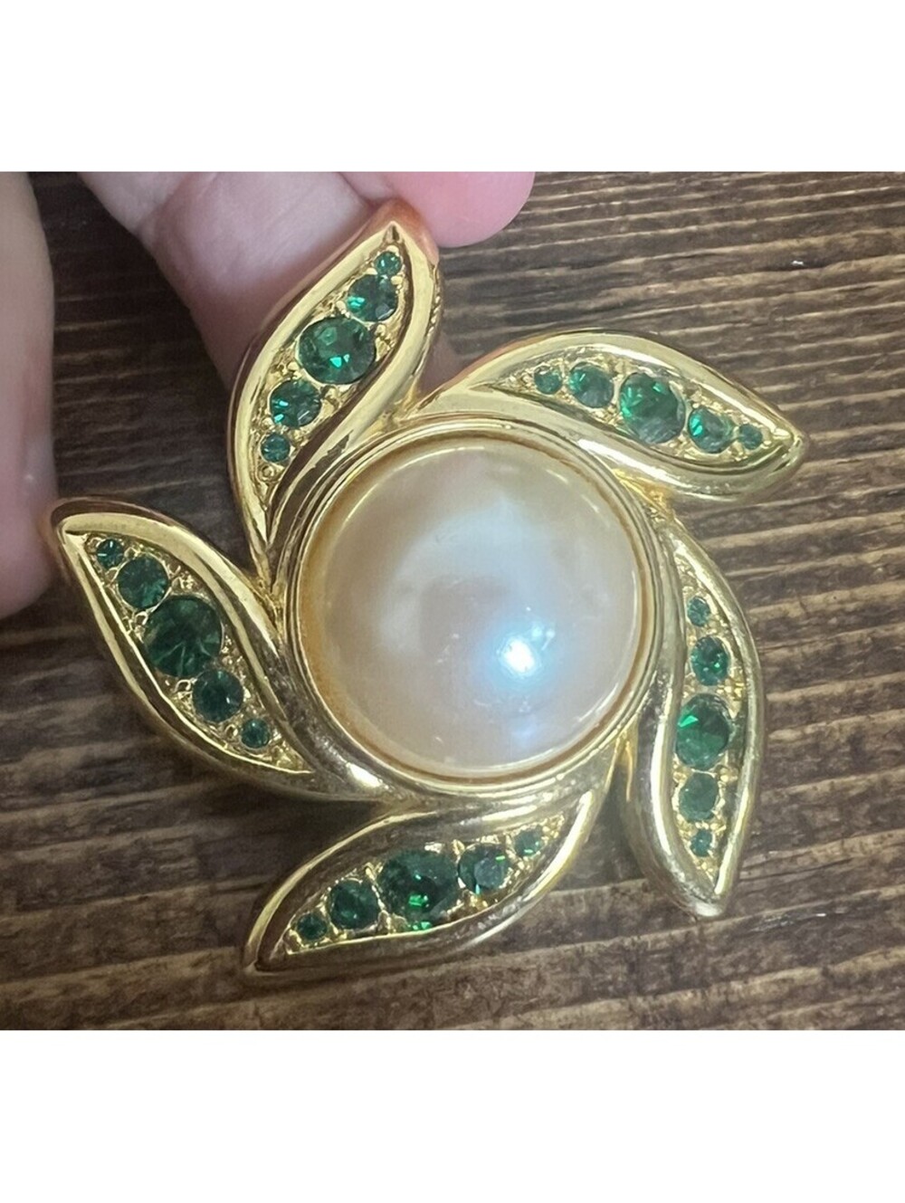 MONET STUNNING VINTAGE BROOCH GREEN RHINESTONES & FAUX PEARL CENTER LARGE CABOCH